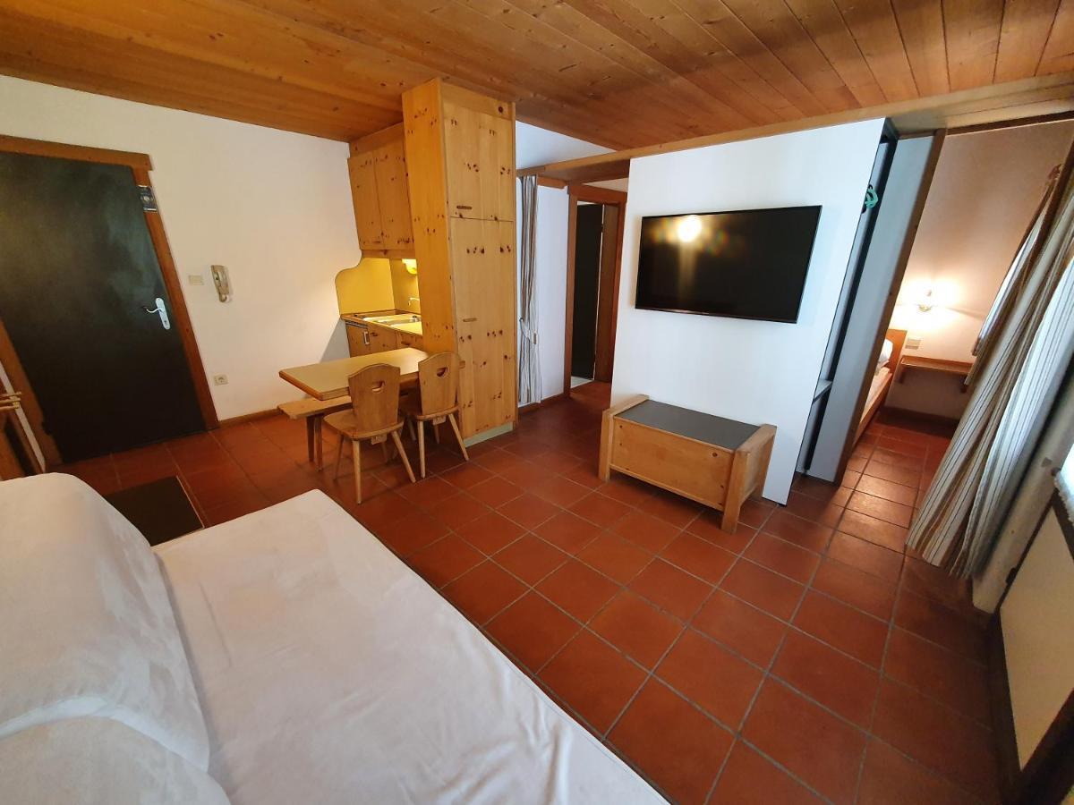 Residence Silvester Racines Bagian luar foto