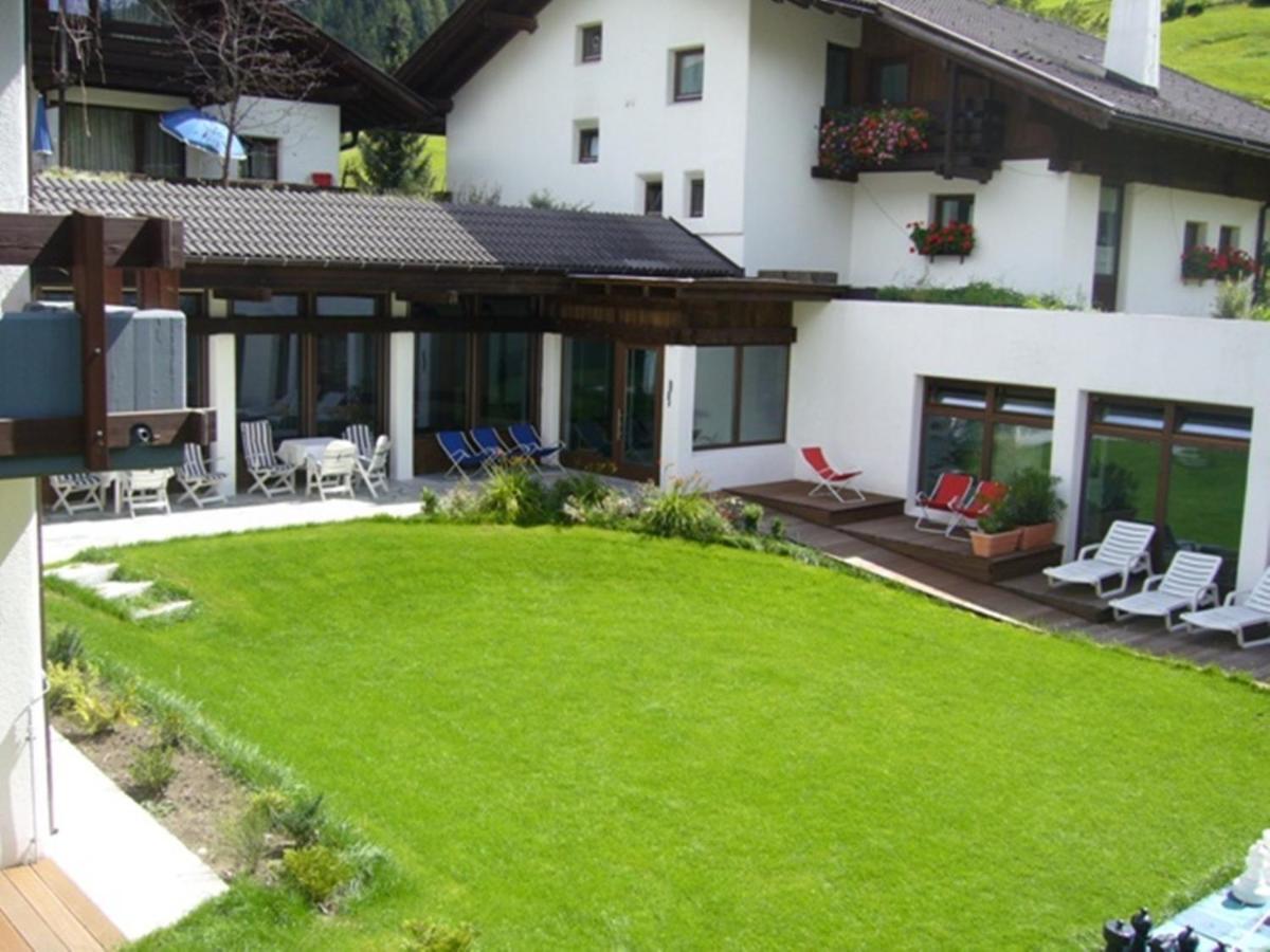 Residence Silvester Racines Bagian luar foto